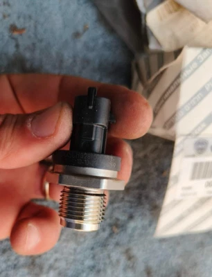 SENSORE PRESSIONE CARBURANTE BOSCH 0281006053 ORIGINALE 55195078 - Immagine 1 di 4