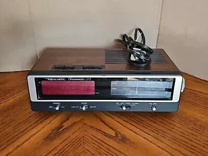 Realistic Chronomatic-213 Alarm Clock Radio Working Wood Grain - Picture 1 of 9