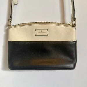 Kate Spade New York Umhängetasche Schwarz Creme Pebbled Leder Handtasche - Bild 1 von 7