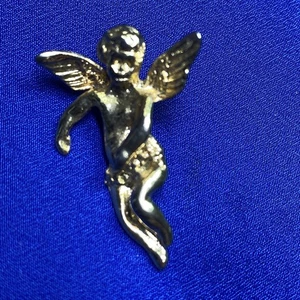 VINTAGE Gold-Tone Cherub Angel Lapel Pin – Made in USA – Small Winged Angel - Picture 1 of 9