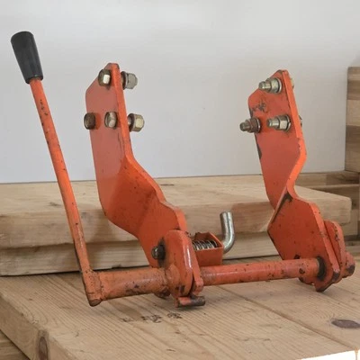 KUBOTA B7100 TRACTOR MOWER DECK FRONT LINK SUPPORT - Image 1 of 4