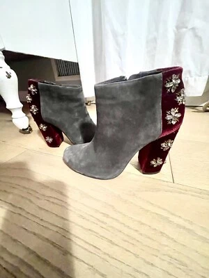 Faryl Robin Botines JOYAS Flores Estrás Gris Oscuro y Borgoña Talla 6.5 Foto 1 de 4