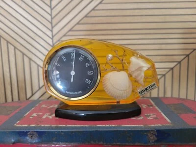 ANCIEN THERMOMÈTRE INCLUSION RÉSINE JAUNE COQUILLAGES VINTAGE - Photo 1/4