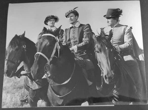 PRIVATE LIVES of ELIZABETH and ESSEX 1939 10 x13 Still ERROL FLNN by BERT SIX vv - Picture 1 of 2