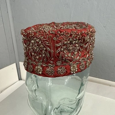De colección Antiguo Vestido Para Mujer Pastillero Sombrero Hilo de Metal Turco Tribal Oración Gorra Foto 1 de 4
