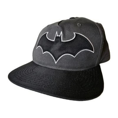 DC COMICS BATMAN LOGO GRIS NEGRO AJUSTABLE BILLETE PLANO SNAPBACK GORRA RETRO '18 Foto 1 de 4