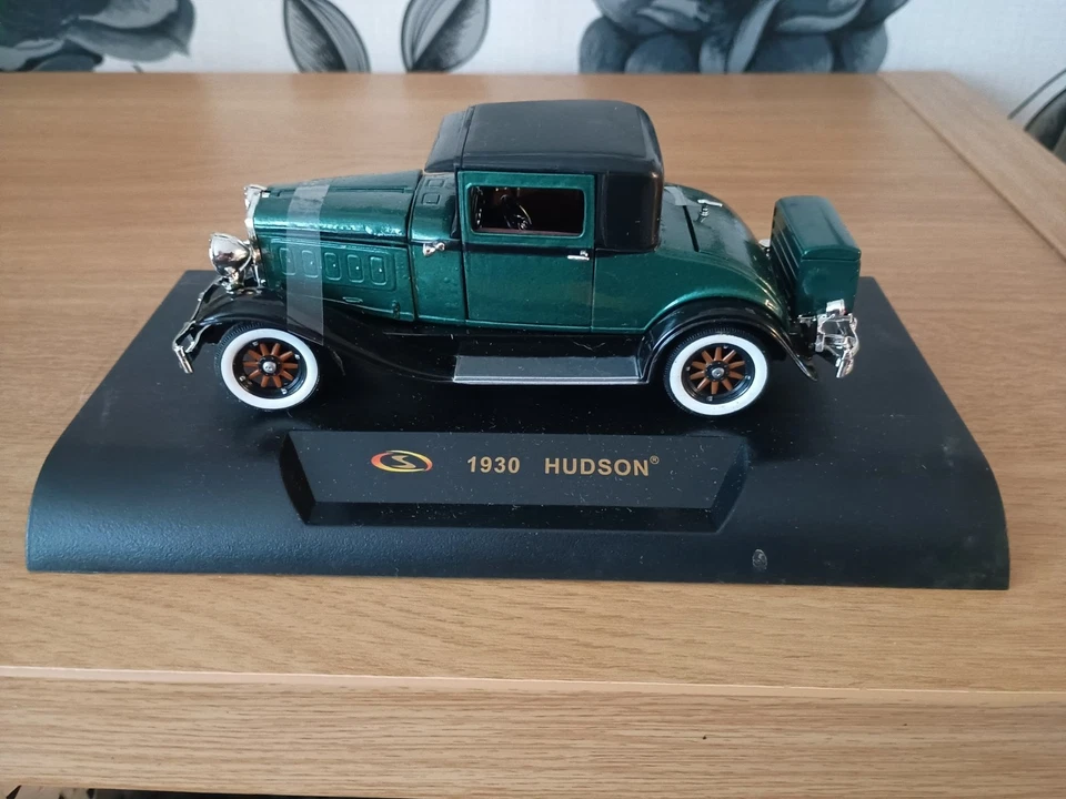 Signature Models 1/32 Scale 1930 Hudson - Green/Black on plinth  - Image 1 of 4