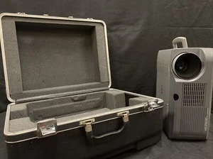Proyector digital LCD Sharp XG-E690UB 1997 vintage con estuche rodante - Imagen 1 de 12