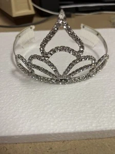 Königin Diadem Krone Hochzeit Braut Party Abschlussball Festzug silberfarben KRISTALL mit Kamm2a - Bild 1 von 1