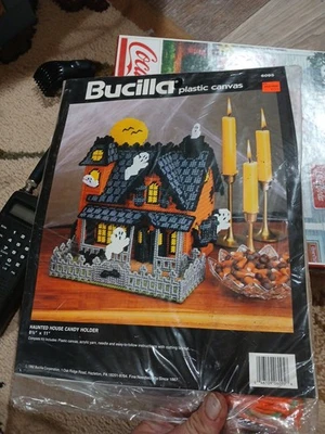 Bucilla Casa Embrujada Candy Holder Kit 6095 Plástico Lona Halloween 1992 Nuevo Foto 1 de 3