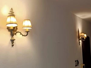 KLASSISCHE ANTIKE WANDLAMPE BRONZEGUSS 2-FLAMMIG MIT ORIGINAL LAMPENSCHIRMEN - Bild 1 von 14