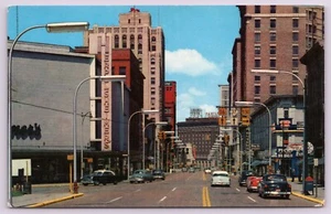 Coches clásicos de calle de la década de 1950 Monroe Avenue Grand Rapids Michigan MI - Imagen 1 de 2