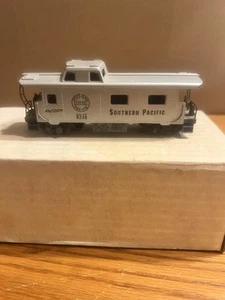 Mantua HO Southern Pacific Caboose SP # 8724 Model Railroad Freight Train Car B - Picture 1 of 7