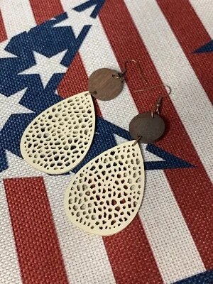 Brincos de madeira e couro creme | Novo em folha | Frete grátis - Imagem 1 de 2