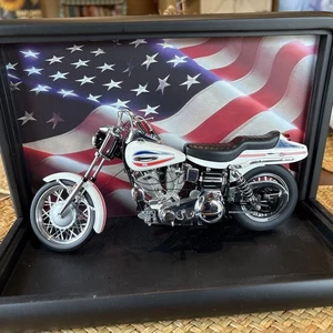 Franklin Mint Harley Davidson Motorrad 1971 Superglide, Showcase, Flag Backing - Bild 1 von 3