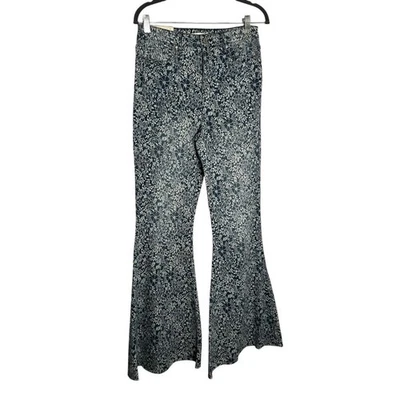 Pantalones de mezclilla acampanados de tiro alto estampado floral Altar’d State talla 28 nuevos con etiquetas Foto 1 de 4