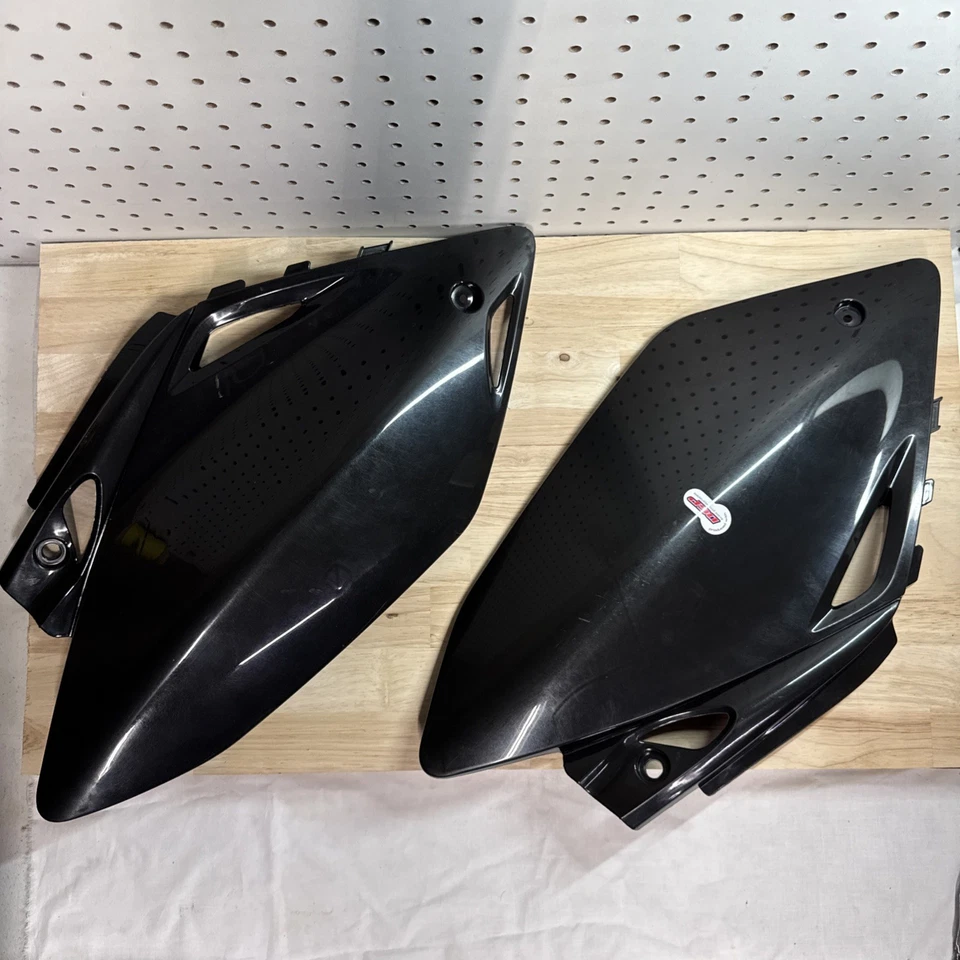 Paneles numerados laterales traseros Polisport plástico negro Honda CRF450R 2005-2006 Foto 1 de 4