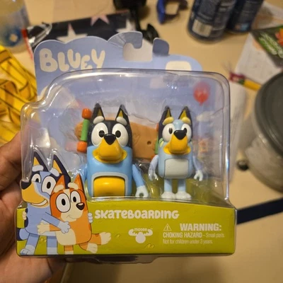 Conjunto de figuras de acción Moose Toys BLUEY SKATEBOARDING Bluey & Bandit Skateboarding NUEVO Foto 1 de 4
