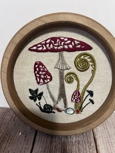 Arte de pared bordado hecho a mano de setas y helechos en marco de madera redondo - Imagen 1 de 2