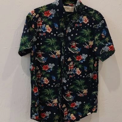 Free Planet Surfing Santa Mens Short Sleeve Button Down Shirt Size S - Image 1 of 4