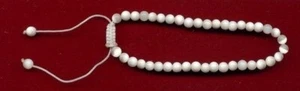 1 VINTAGE WHITE CATS EYE GLASS ROUND BEADED ADJUSTABLE BRACELET 600 - Picture 1 of 2