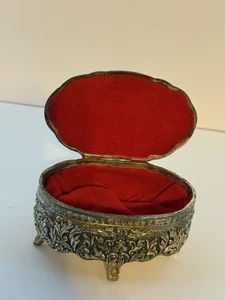 Portagioie vintage ornato con interno in velluto rosso e decorazioni in metallo - Foto 1 di 6