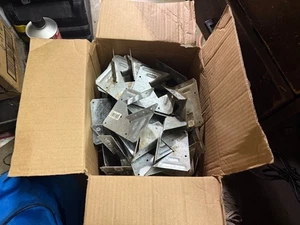 (60) Simpson Strong Tie H1 Rafter Truss Hurricane Tie - Picture 1 of 3