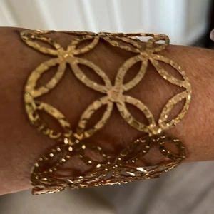 Brazalete diseño geométrico tono dorado - Imagen 1 de 5