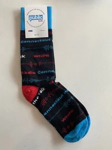 Neu mit Etikett WNPR Connecticut öffentlich-rechtliches Radio hergestellt in den USA Socken ERWACHSENE EINHEITSGRÖSSE - Bild 1 von 4