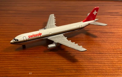 Винтажный Редкий коллекционный самолет Swiss Air Airbus A300 AVIATION MAJORETTE МЕТАЛЛ 11 см - Изображение 1 из 4