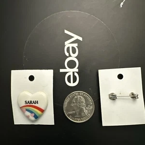 Prendedor con nombre de corazón arco iris vintage años 80 "Sarah" para sombrero bolso chaqueta camisa - Imagen 1 de 1