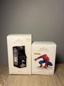 Hallmark Keepsake Magic Galaga Light Sound & 2011 Spiderman Ornamente Neu im Karton Set! - Bild 1 von 2