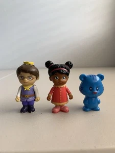 Daniel’s Tiger Neighborhood Toy Figures Miss Elaina Prince Wednesday Tigey - Picture 1 of 4