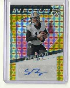 Panini Mosaic Spencer Rattler 2025 en foco dorado Prizm autógrafo automático 6/10 SP - Imagen 1 de 1