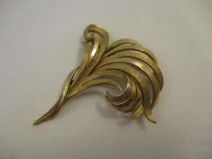 Vintage Crown Trifari Gold Tone Metal Brooch Pin Floral Leaf Dramatic Abstract - Picture 1 of 4
