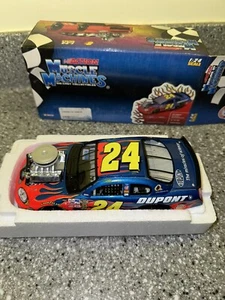 Muscle Machines Diecast Jeff Gordon NASCAR 1:24 DuPont #24 Action New - Picture 1 of 2