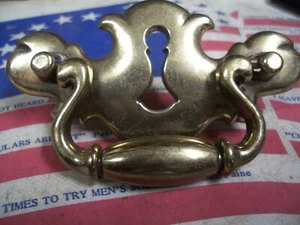 DE COLECCIÓN MEDIADOS DE SIGLO LATÓN ORNAMENTADO 4 3/8 CAJONES TIRADOR HERRAJES MANIJA PUERTA MUEBLES - Imagen 1 de 6