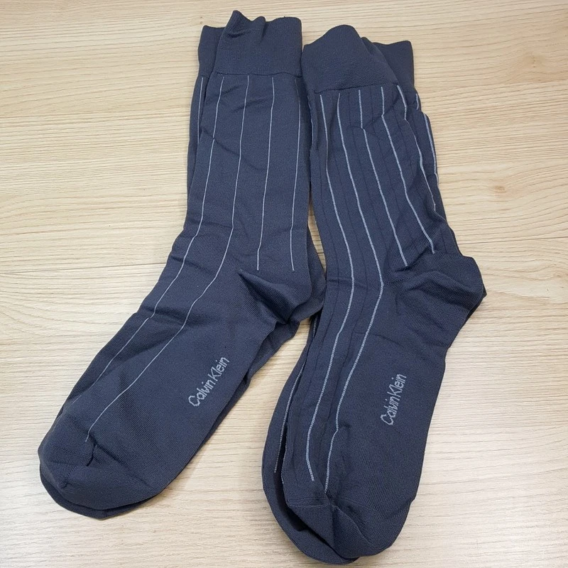 Paquete de 2 calcetines de vestir a rayas grises con logotipo ligero de nailon Calvin Klein para hombre Foto 1 de 3