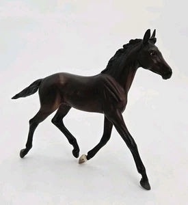 Breyer Horse Zenyatta’s First Colt Cozmic One Gilen Molde Marrón Oscuro - Imagen 1 de 10