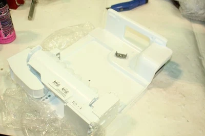 Conjunto de máquina de hielo y barrena LG EAU60783850 para refrigerador Foto 1 de 4