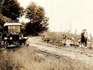 C1920 Blumen pflücken Ford Modell T Cabrio WI Wisconsin Platte RPPC Postkarte - Bild 1 von 3