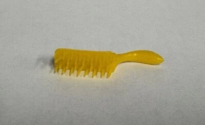Cepillo de pelo de muñeca de plástico amarillo marcado Hong Kong Kiddle Skipper Barbie clon Foto 1 de 4