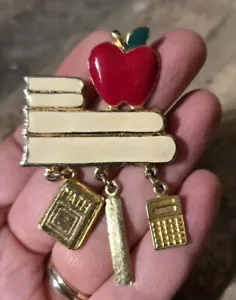 Vintage SFJ Goldton Emaille Mathematik Lehrer Pin Brosche Apfel Zurück zur Schule B318 - Bild 1 von 17