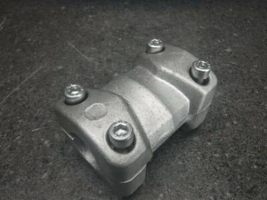 19 Polaris Indy 550 Handle Bars Clamp S2D - Picture 1 of 3