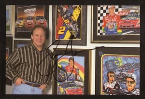 Tarjeta fotográfica autógrafa de artista NASCAR 6x9 Sam Bass (1961-2019) - Imagen 1 de 1