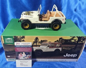 Dukes Of Hazzard Daisy’s Jeep Wrangler 1:18 JSA Auto Catherine Bach Greenlight - Picture 1 of 4