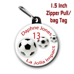 Zwei Fußball Reißverschluss Zieher/Taschenanhänger personalisiert mit Name, Nummer, Team, Farben - Bild 1 von 2