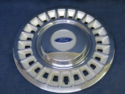FORD CROWN VICTORIA 98-02 16" 24 SLOT SILVER WHEEL COVER / HUBCAP - 1 - 7014 OEM Foto 1 de 4