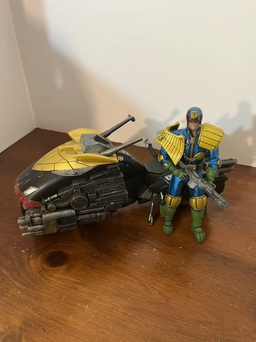 Mezco One:12 Judge Dredd (PX preview Cursed Earth) & Lawmaster cycle Cover