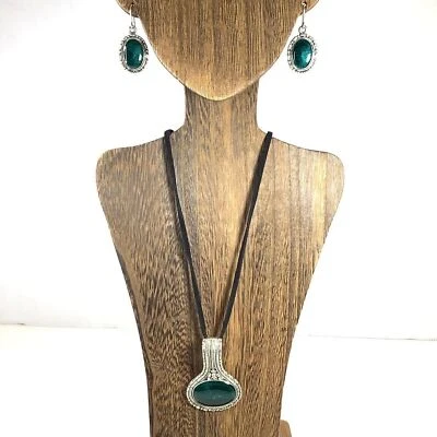 Deslumbrante juego de vidrio verde mar en intrincado tono plata con pendientes a juego Foto 1 de 4